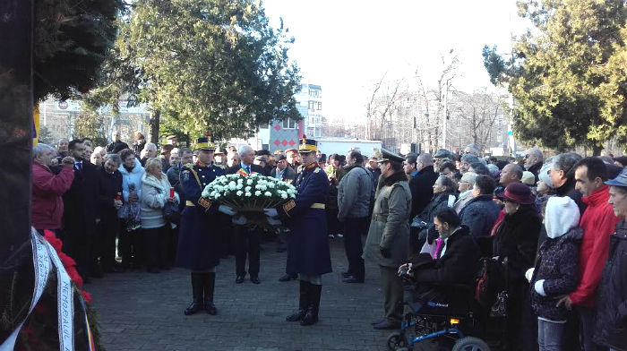 Depuneri de coroane şi jerbe de flori la Cimitirul Eroilor Revoluţiei.