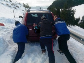 Autoturism &icirc;nzăpezit pe DJ 713 Cuibul Dorului-Dichiu.