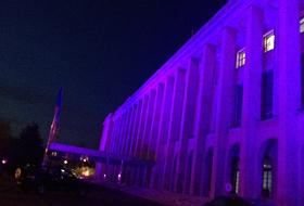 Palatul Victoria  iluminat &icirc;n culoarea mov de Ziua Mondială a Epilepsiei.