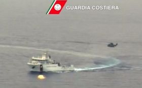 Garda de Coastă italiană ajunge la locul tragediei.