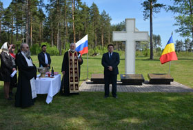 Monument &icirc;nchinat memoriei eroilor.