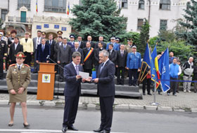 UMF T&acirc;rgu Mureş-Emblema de Onoare a Armatei Rom&acirc;niei cu &Icirc;nsemn de Pace.