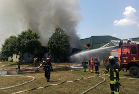 Intervenţia pompierilor pentru stingerea incendiului.