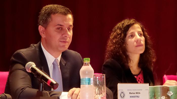 Ministrul Marius Nica și secretarul de stat Roxana M&acirc;nzatu, la &icirc;nt&acirc;lnirea cu primarii din Valea Jiului.
