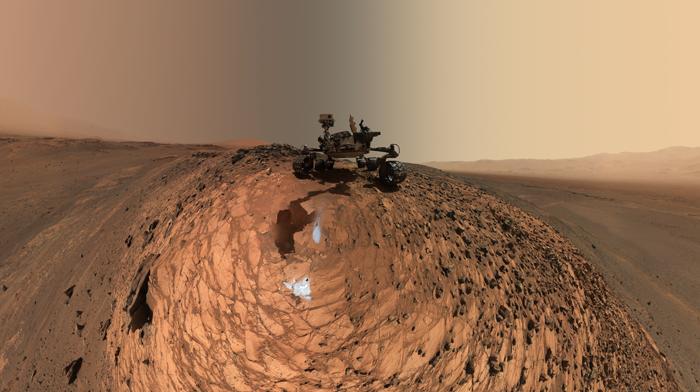 Robotul Curiosity pe Marte.