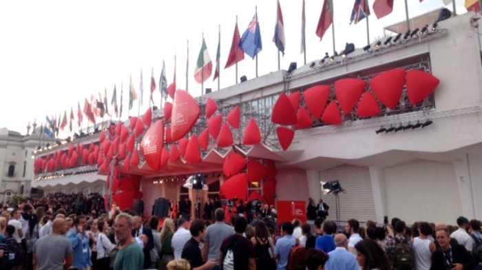 Publicul se &icirc;nghesuie sa vadă cine pășește pe covorul rosu in prima zi de festival.