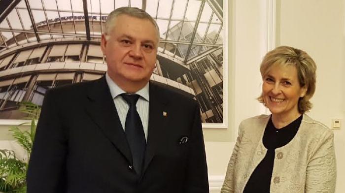 Prof. dr. Karola Wille, directorul general al ARD (radioteleviziunea publică germană) și domnul Ovidiu Miculescu, președintele director general al SRR