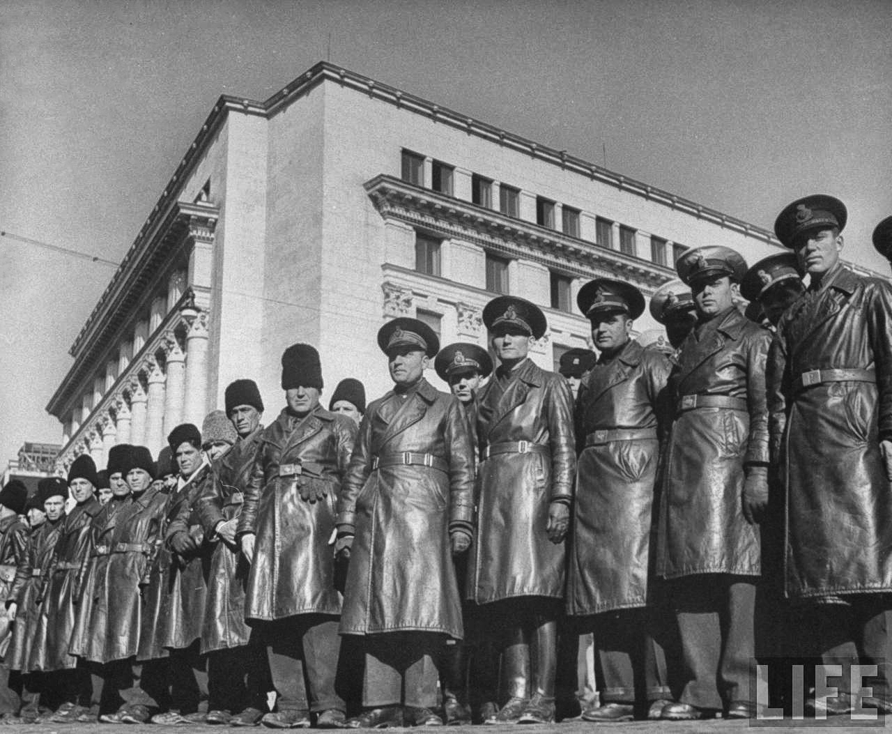  Poliţişti &icirc;n faţa Ministerului de Interne. Aprilie 1946. Credit: time.com/life