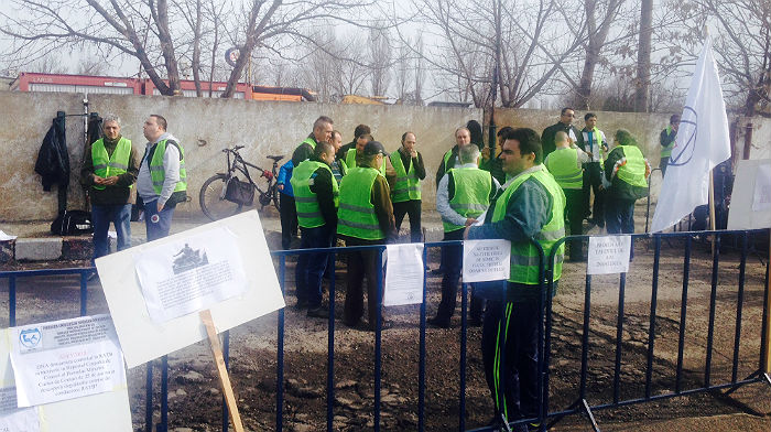 Reprezentanți ai Sindicatului Transportatorilor din RATB protestează la Autobaza din șoseaua Alexandriei.