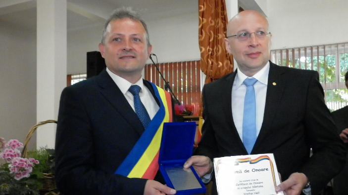 Stefan Hell (dreapta) a primit titlul de cetățean de onoare a orasului S&acirc;ntana.