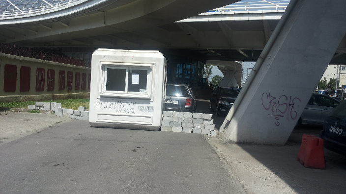 &Icirc;n zona terminalului Basarab, cineva a pus o gheretă de plastic și mai multe bucăți de BCA, obtur&acirc;nd trotuarul.