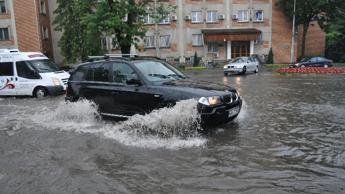 O ploaie torenţială care a durat o jumătate de oră a inundat mai multe străzi din Bistriţa unde sistemul de canalizare nu a mai făcut faţă debitului uriaş.