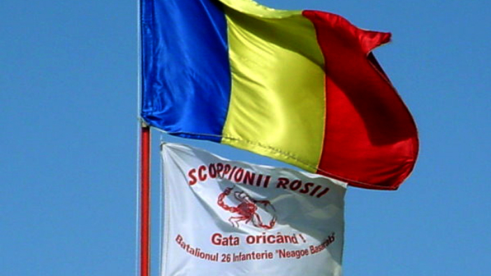 Drapelul Rom&acirc;niei și drapelul Batalionului ''Scorpionii Roșii'' de la Craiova.