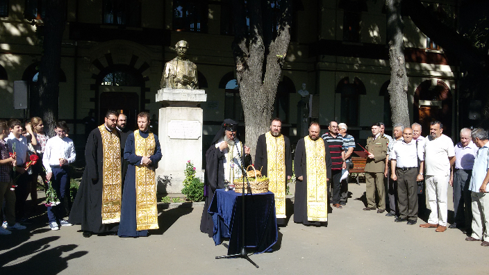 Curtea Liceului Vasile Alecsandri, Galati: Ceremonie de cinstire a celor cazuti in primul razboi mondial.