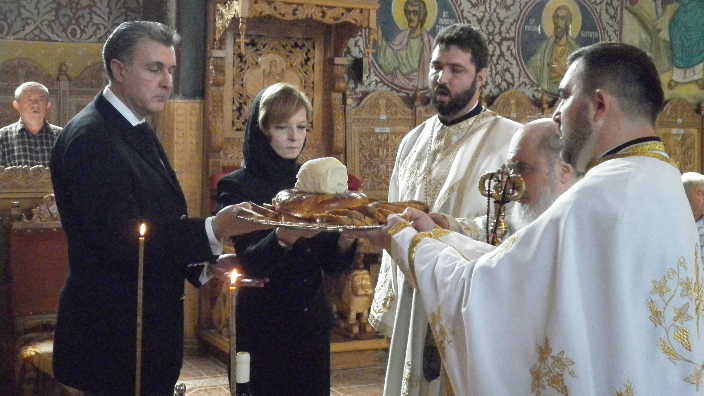 Slujbă de comemorare a Reginei Ana la biserica ortodoxă din Săv&acirc;rșin. Au fost de faţă Principesa Moștenitoare Margareta și Principele Radu.