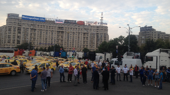 Protestul transportatorilor faţă de creşterea tarifelor la poliţele RCA, Bucuresti, Piata Victoriei, 15 septembrie 2016, ora 07.30.