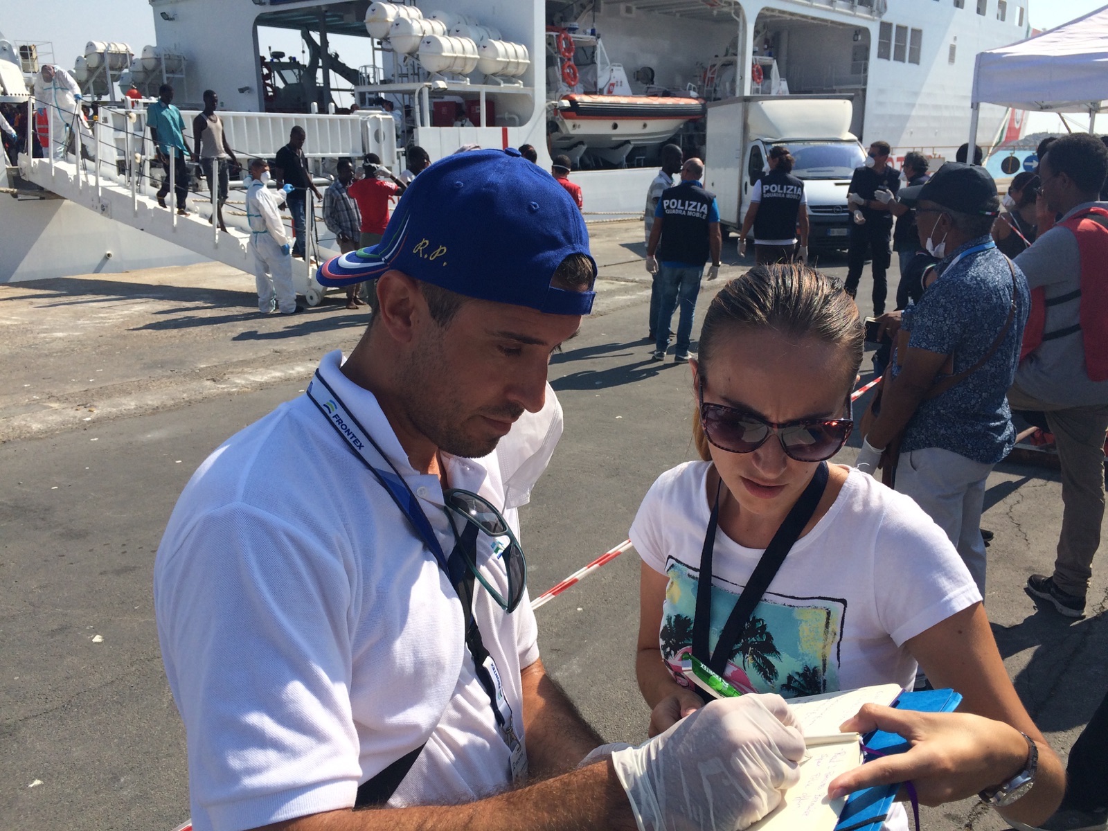 Mihaela Leș, purtătorul de cuv&acirc;nt rom&acirc;n al Frontex-ului, obține datele asupra numărului de migranți salvați &icirc;n Mediterană direct din porturi, la debarcări.