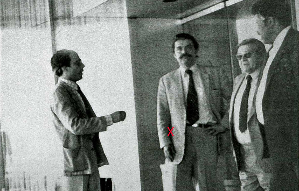   Bucureşti. Aeroportul Otopeni. Diplomaţii americani Ernest H. Latham Jr. (marcat cu X) şi William Edwards (st&acirc;nga) prelu&acirc;nd o delegaţie din SUA. Credit: dr. Vadim Guzun.