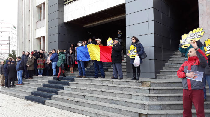 Peste 50 de judecători de la diverse instanţe din Galaţi protestează &icirc;mpotriva modificării legilor justiţiei.