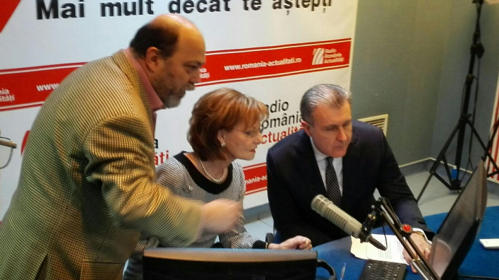 Majestatea sa Margareta, custodele Casei Regale Rom&acirc;ne (centru) , Principele Radu (dreapta) și managerul Radio Rom&acirc;nia Actualități, Dan Preda (st&acirc;nga).