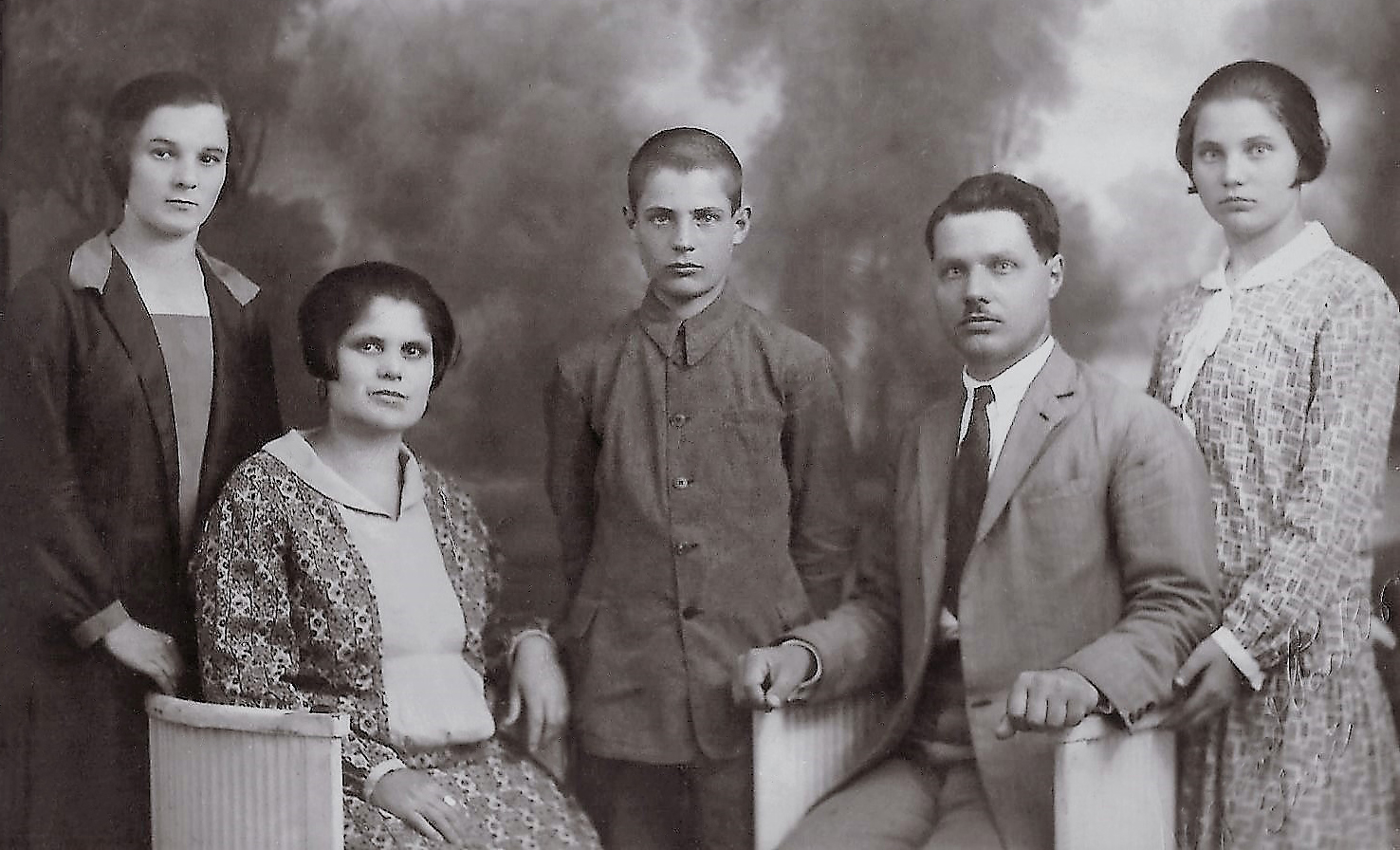   Nichita Smochină şi familia. Anii '30. Credit: dr. Vadim Guzun.
