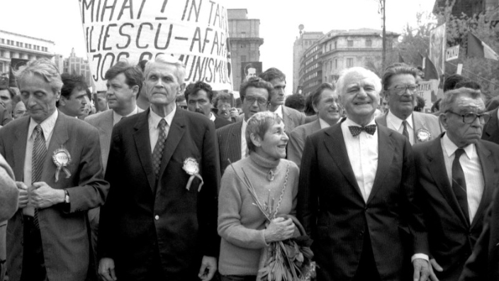 Arhivă1991- Miting PNT-CD in Piata Universitatii, de la stg. la dr.; Ion Diaconescu, Corneliu Coposu, Doina Cornea si Ion Ratiu.