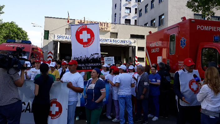 
Proteste &icirc;n fața Spitalului Floreasca din capitală (7 mai 2018). Foto. Adriana Turea.