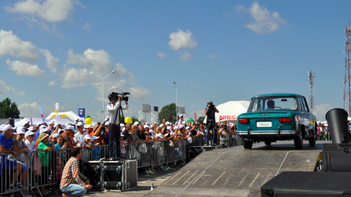 Manifestari dedicate aniversarii a 50 de ani de la producerea primului automobil Dacia, organizate pe platforma industriala Dacia.