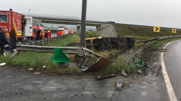 Un autobuz cu peste 30 de călători s-a răsturnat la Sibiu, iulie 2018.