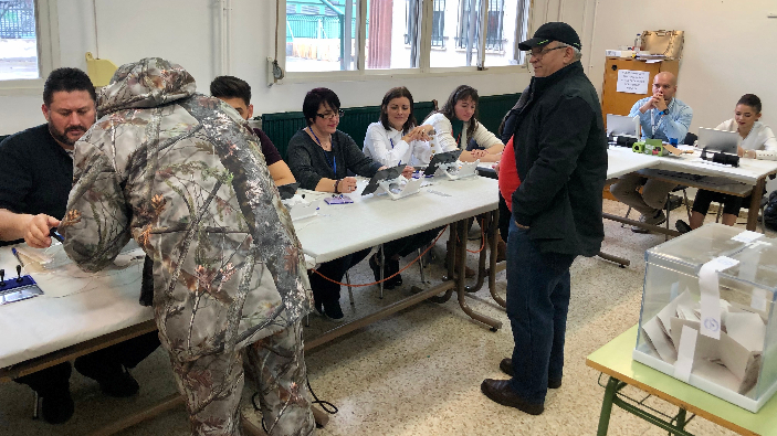 Rom&acirc;ni la vot, secție din orașul Alcal&aacute; de Henares, din regiunea Madridului.