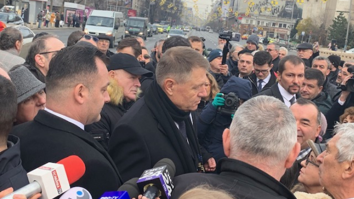 Klaus Iohannis la troița de la Piața Universității.