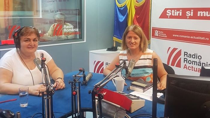  Ruxandra Săraru &icirc;n studioul Serviciului de noapte, alături de realizatoarea emisiunii, Maria Țoghină