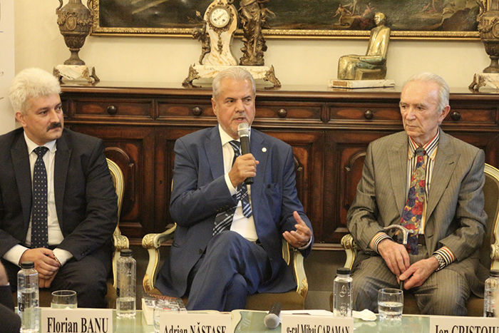 Lansarea volumului &quot;Mihai Caraman - Un spion rom&acirc;n &icirc;n Războiul Rece&quot; la Fundaţia Europeană &quot;Nicolae Titulescu&quot;. De la st&acirc;nga la dreapta: dl. dr. Florian Banu, autorul lucrării; dl. Adrian Năstase, preşedinte al FET; dl. gen.(rez.) Mihai Caraman. Credit: https://adriannastase.ro/2019/06/14/mihai-caraman-si-prezentarea-cartii-lui-florian-banu-la-fet/