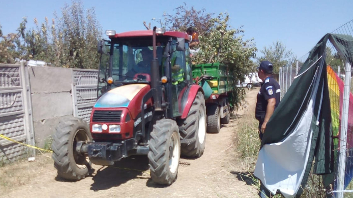 Au fost aduşi mai  mulţi oameni care să-i ajute pe anchetatori la degrevarea curţii şi  grădinii suspectului Gh. Dincă.