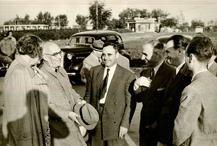  Gheorghiu Dej - &icirc;n mijloc - &icirc;naintea plecării &icirc;ntr-o vizită la Moscova. 15 iunie 1947. Credit: https://fototeca.iiccr.ro/fototeca/