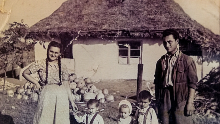 Casa familiei de deportați Ana și Ion (Getu) Goșoniu, satul Dropia, 1955. Sursa: Arhiva familiei Goșoniu