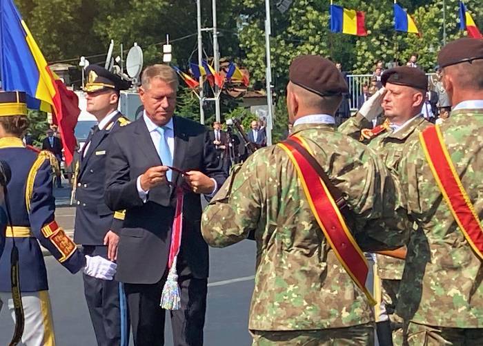  Președintele Klaus Iohannis a decorat drapelele de luptă ale unităților participante la misiunile din teatrul de operații. FOTO: Cătălin Purcaru.