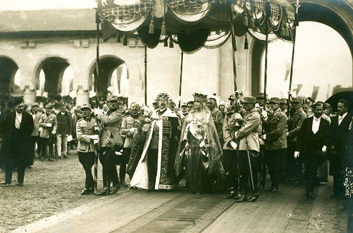  Secvenţă de la &icirc;ncoronarea Suveranilor Rom&acirc;niei. Alba Iulia 15 octombrie 1922. Credit: ziarulunirea.ro