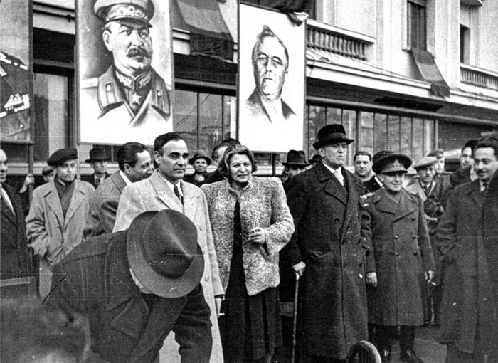  Manifestaţie F.N.D. cu prilejul actului festiv de reunire a Nordului Transilvaniei cu Rom&acirc;nia democratică. Aspecte din Piaţa Palatului. Petru Groza este al treilea de la st&acirc;nga la dreapta, cel cu pălărie. (14 martie 1945). Credit: https://fototeca.iiccmer.ro Cota: 109/1945