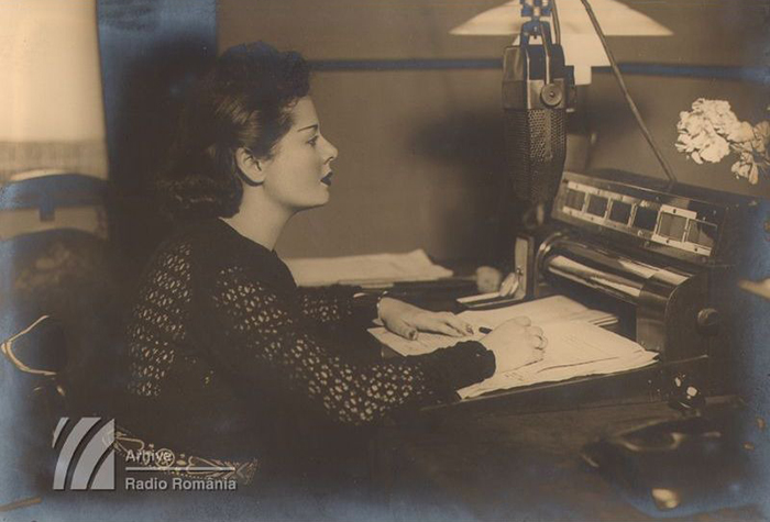 Puia Vasilescu Rebreanu, crainică în studioul mare 1937