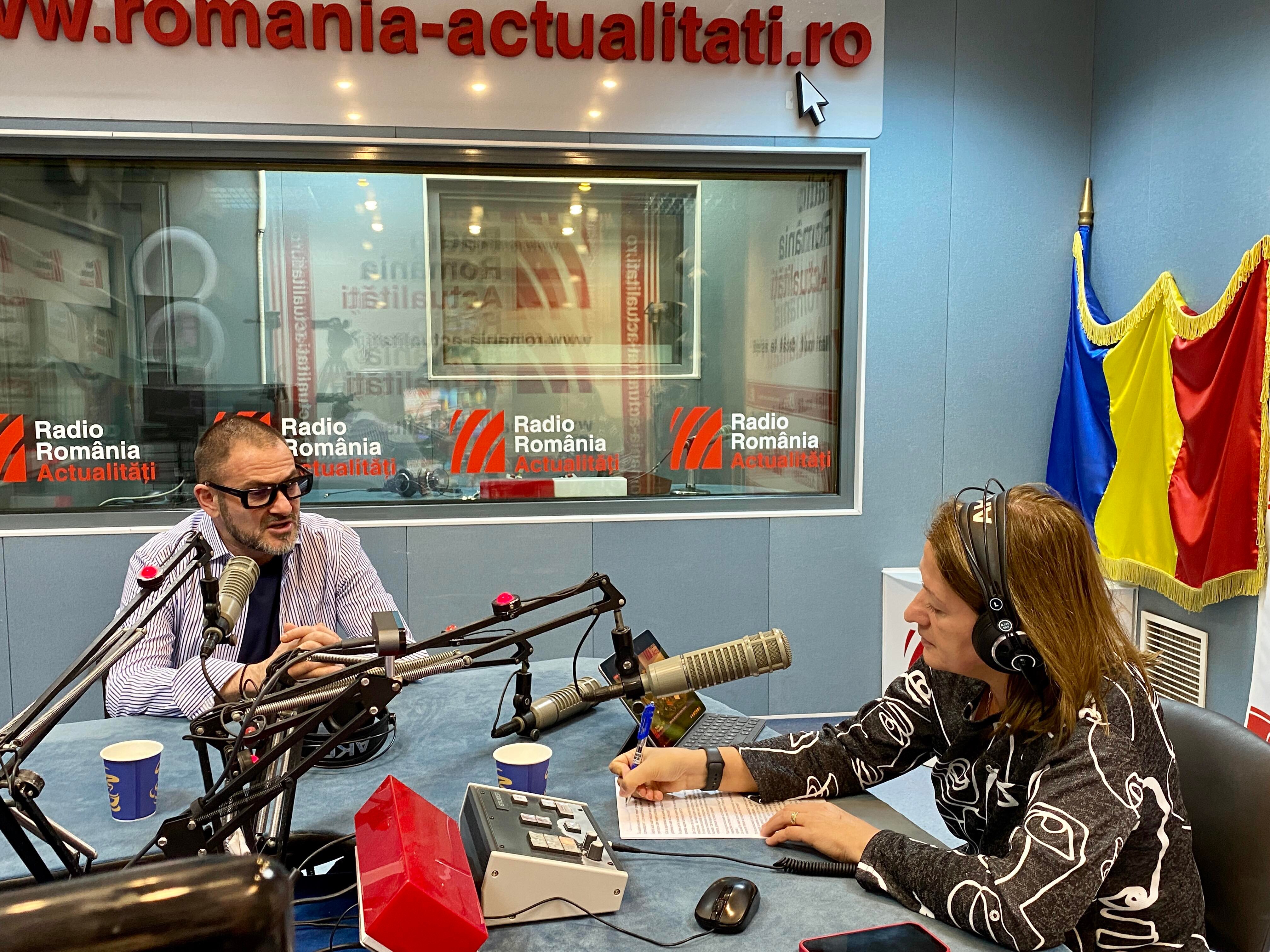 Președintele ANPC, Horia Constantinescu, în studioul Serviciului de noapte, alături de realizatoarea emisiunii, Maria Țoghină.