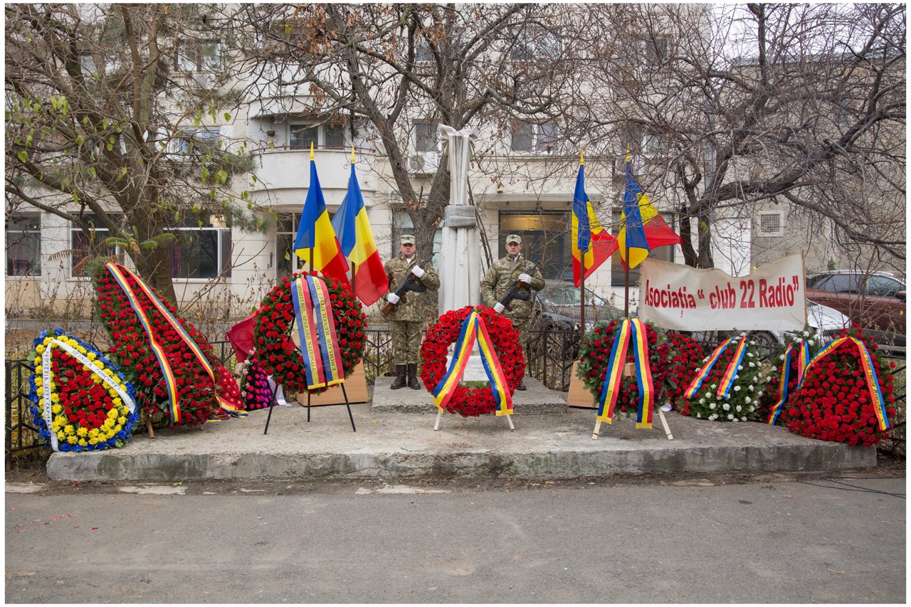 Depuneri de coroane de flori la Troița de la Radio România consacrată eroilor din decembrie 1989, București, 22 decembrie 2022.