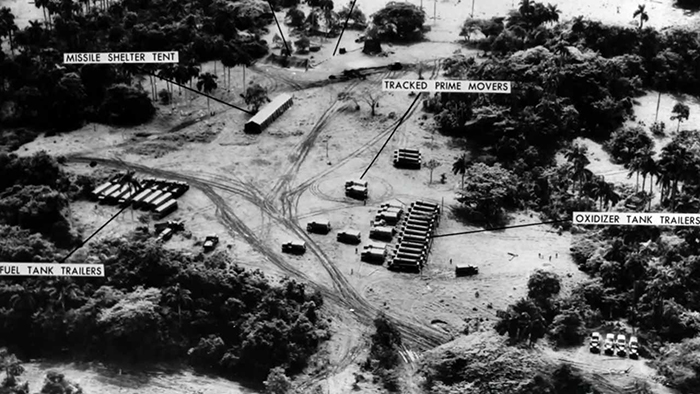  Fotografie aeriană asupra unor amplasamente militare sovietice din Cuba. Credit: https://www.defencematters.org/ro/toate-stirile/criza-rachetelor-strategia-lui-hrusciov-cuba/174/