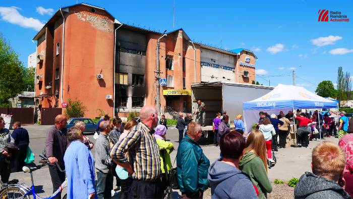 Borodianka. c&acirc;teva sute de oameni stăteau la coadă să primească alimente de la World  Central Kitchen, o organizaţie care aduce săptăm&acirc;nal m&acirc;ncare  localnicilor.