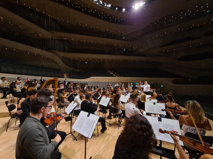 Orchestra Rom&acirc;nă de Tineret și dirijorul Gabriel Bebeşelea.