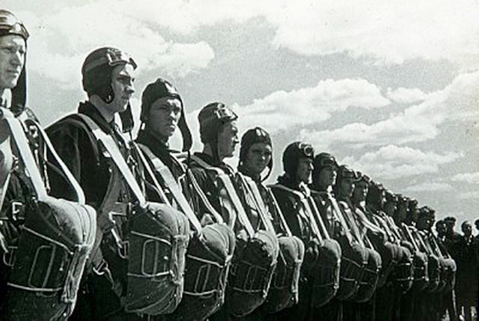 Paraşutişti sovietici în formaţie de front