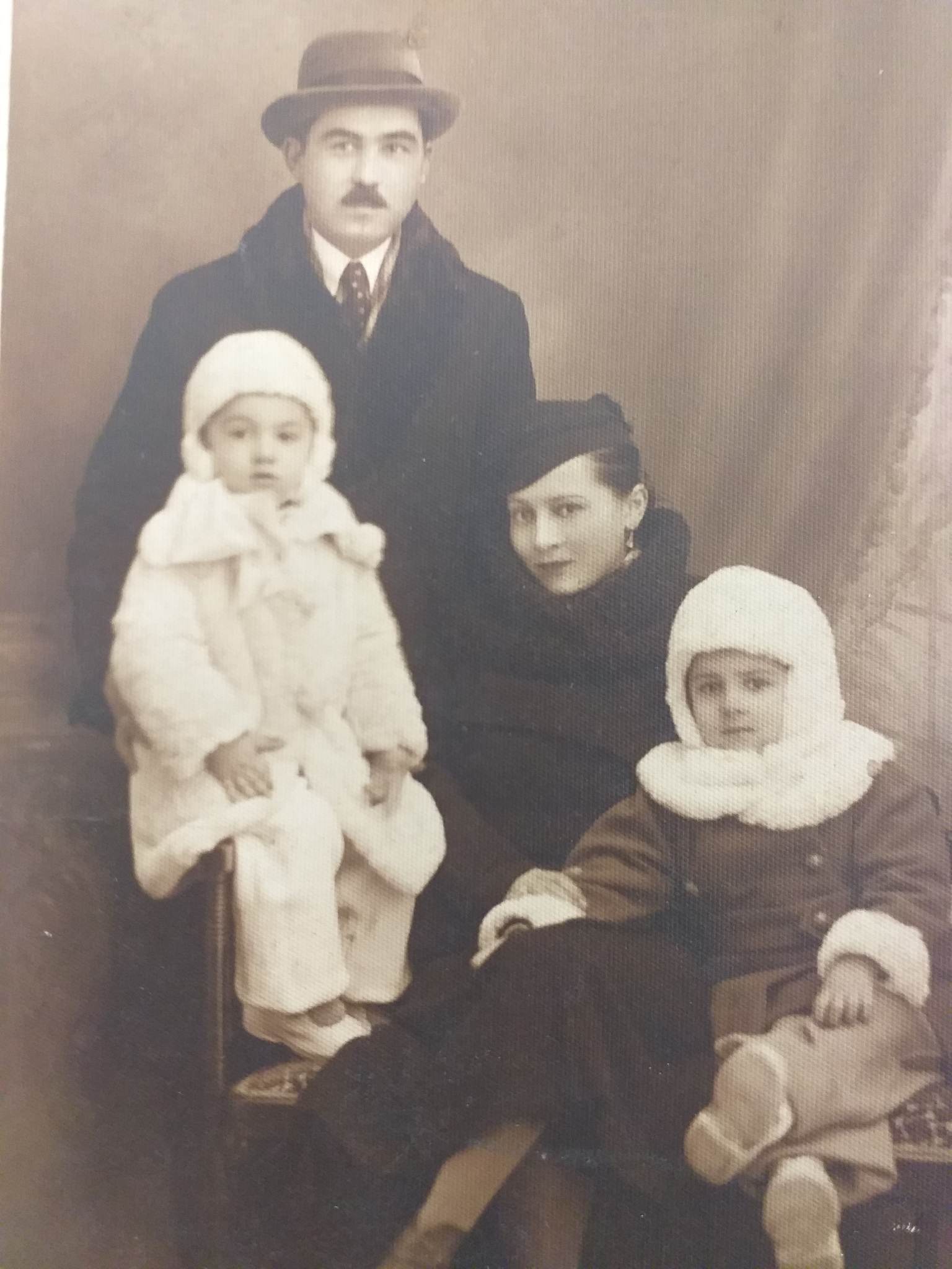 Ion N. Dianescu cu soția Aurelia Dianescu și copiii Sabina Doina Dianescu și Dan George Dianescu .