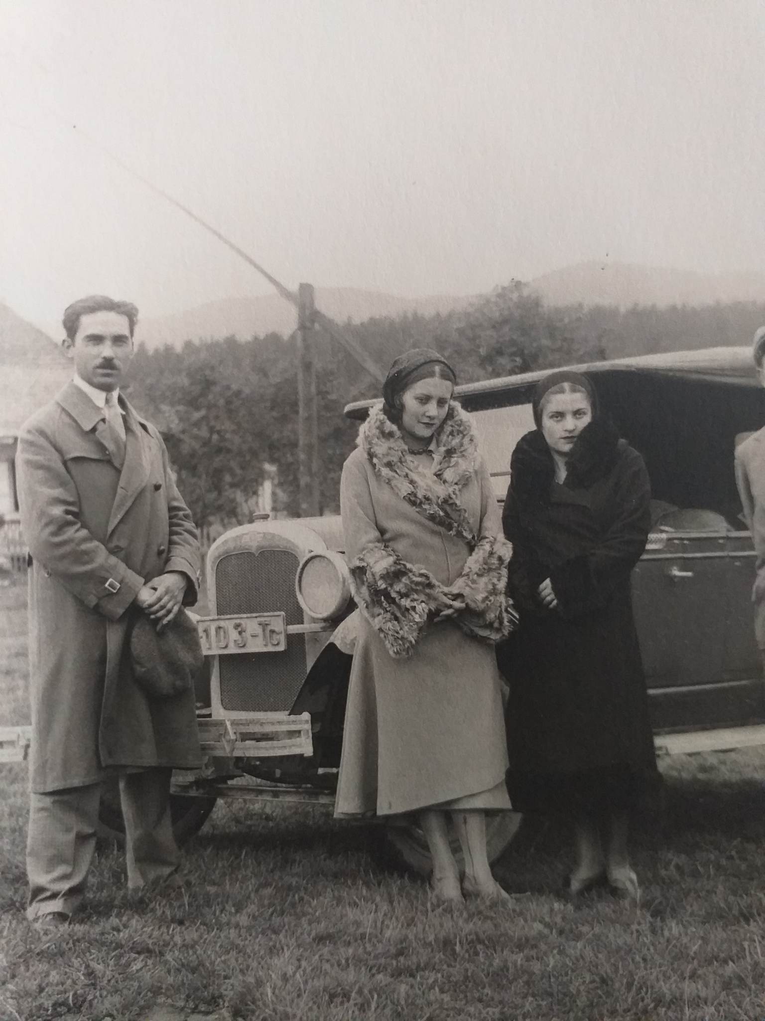 Ion N. Dianescu la Putna, circa 1935. În stânga sa, soția Aurelia.