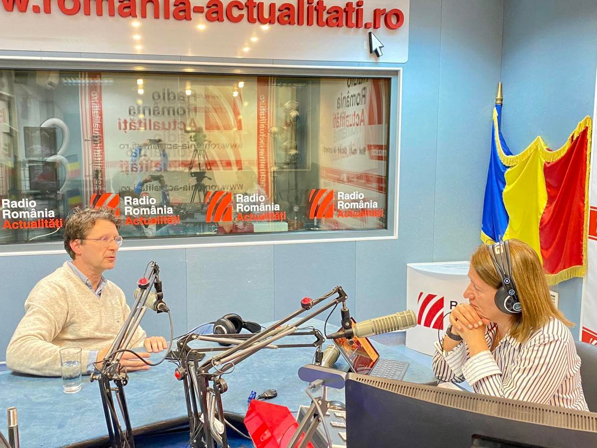 Purtătorul de cuvânt al BNR, Dan Suciu, alături de realizatoarea Serviciului de noapte, Maria Țoghină.