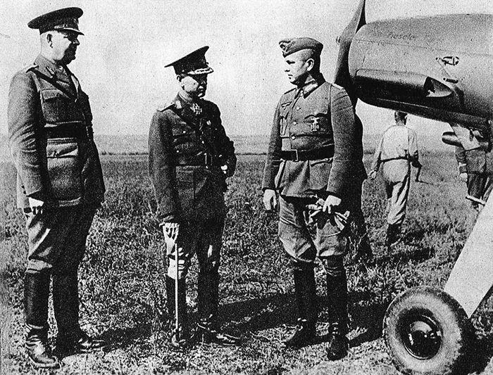 Antonescu alaturi de generalii Ioanitiu (stânga) si Hauffe (dreapta), pe front